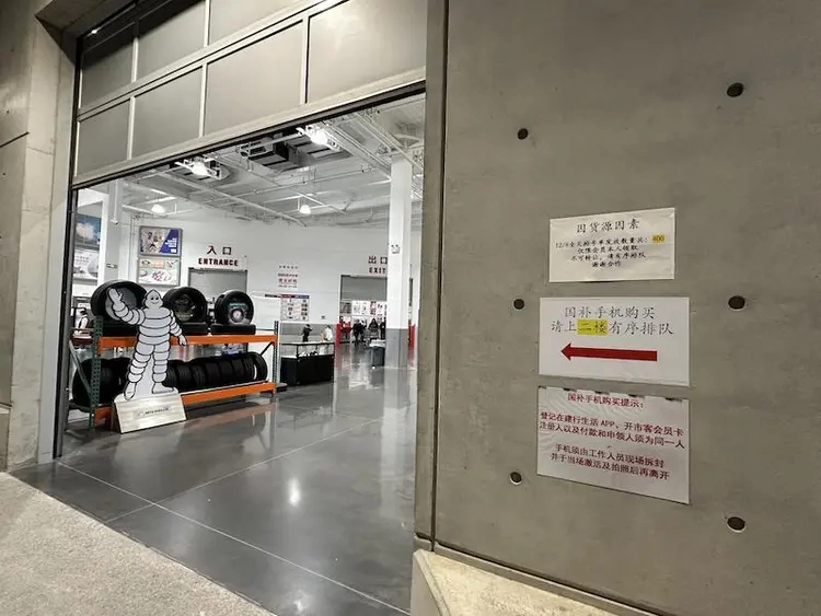 苏州Costco顾客排队20小时抢购苹果手机,便宜1700元!