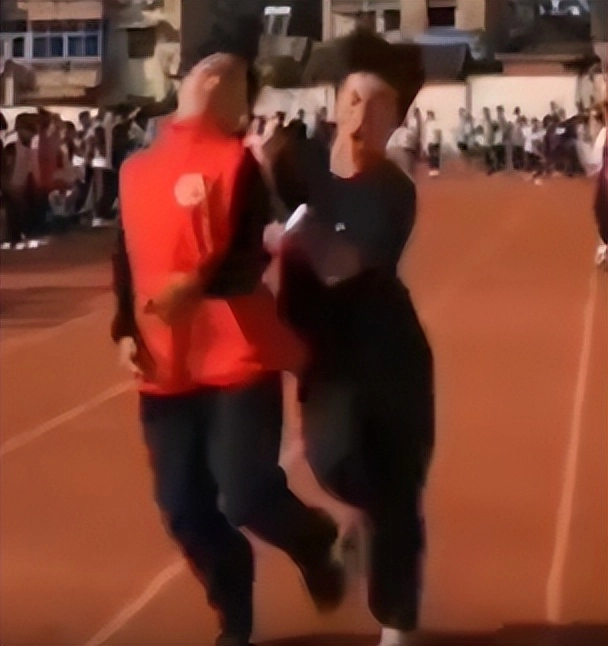 热搜上细思恐极的“预制人”事件：新型智障，正在逼疯中国年轻人