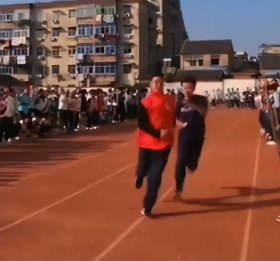 热搜上细思恐极的“预制人”事件：新型智障，正在逼疯中国年轻人