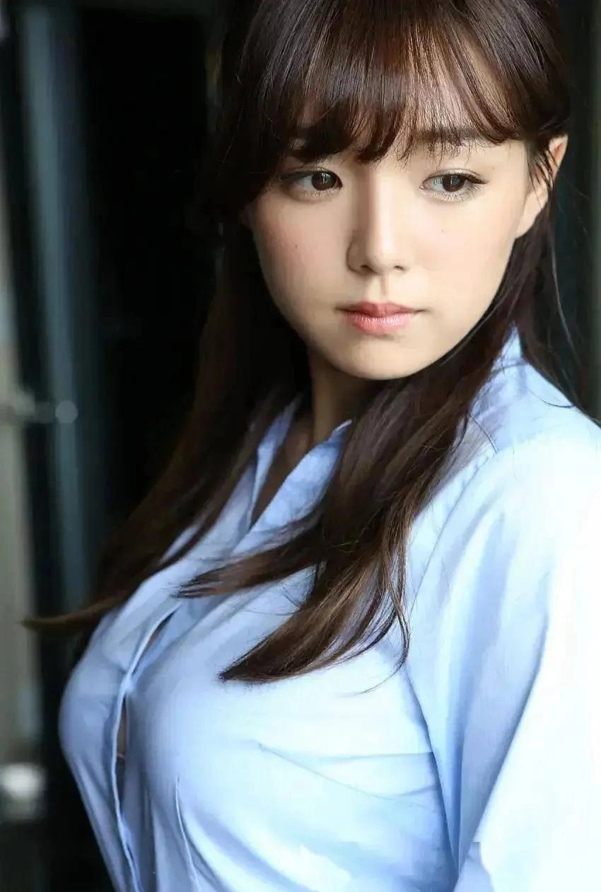 日本32岁女演员筱崎爱：身材超赞颜值爆表，被网友称为“写真界的标杆”