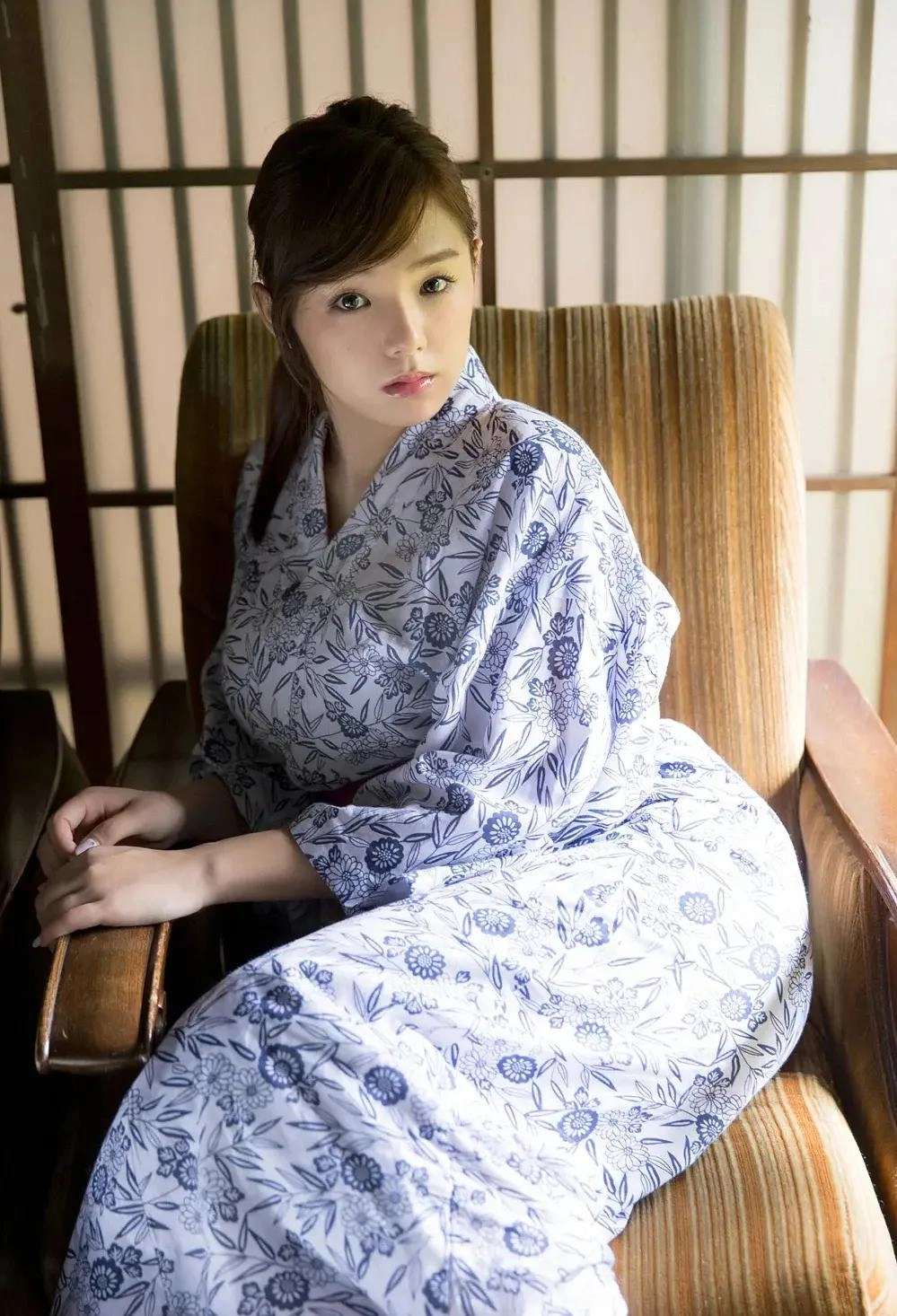 日本32岁女演员筱崎爱：身材超赞颜值爆表，被网友称为“写真界的标杆”