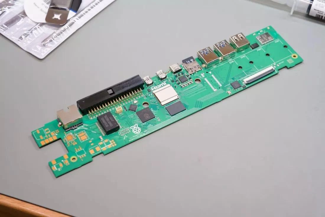 硬件玩家为新款 Raspberry Pi 500 键盘电脑升级 NVMe 存储系统