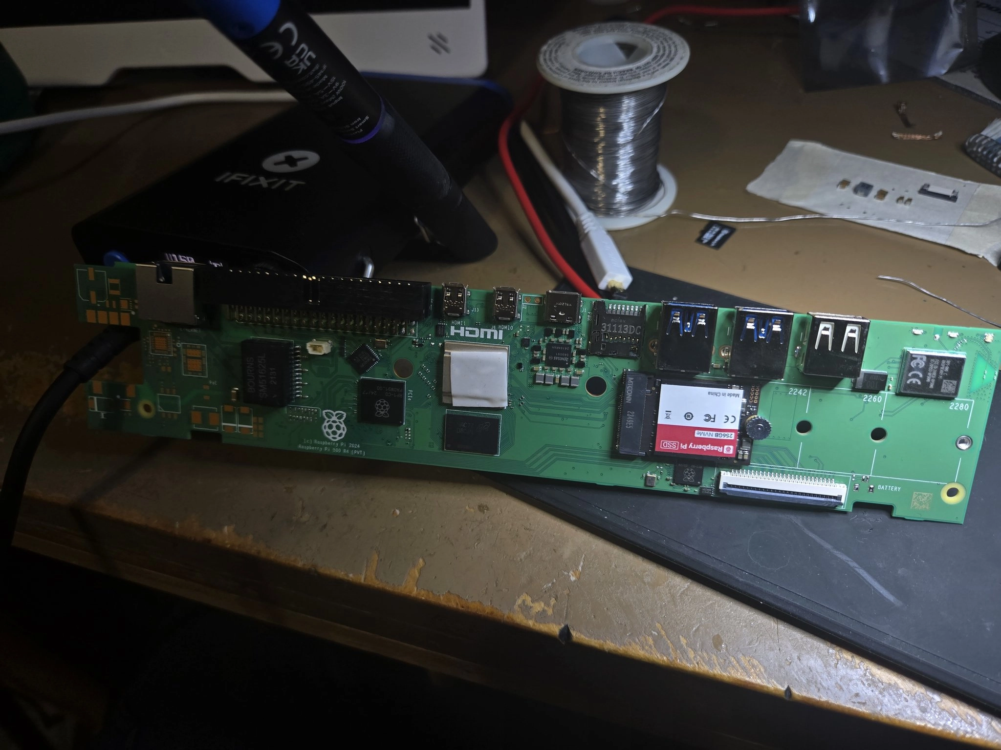 硬件玩家为新款 Raspberry Pi 500 键盘电脑升级 NVMe 存储系统