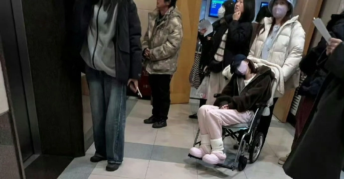 赵露思应该是病的很重了，狗仔曝赵露思就诊照片 - 万事屋 | 生活·动漫·娱乐综合社区-银魂同好聚集地