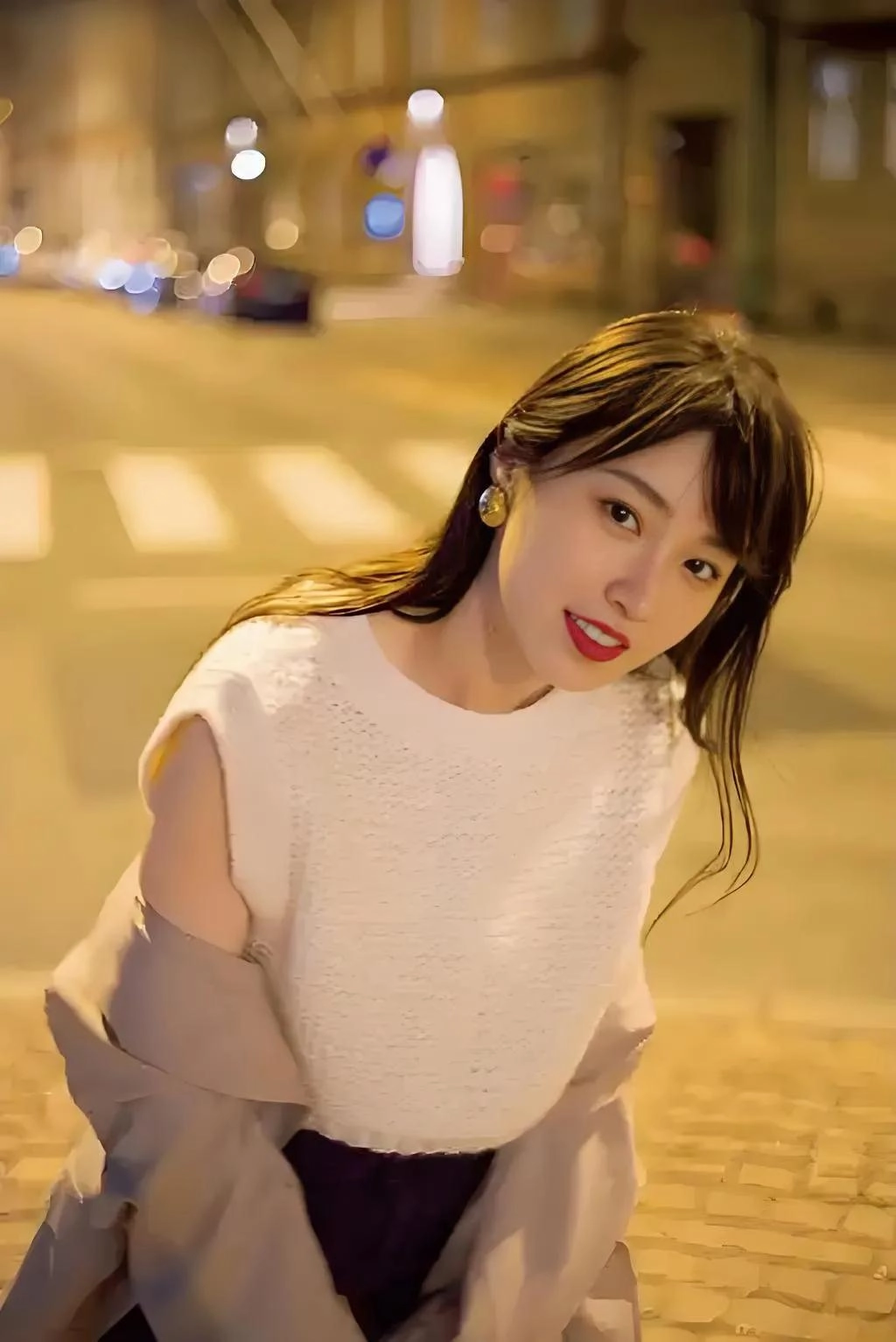 高山一实，日本女作家兼演员，颜值与身材兼备，据称拥有岛国第一美腿