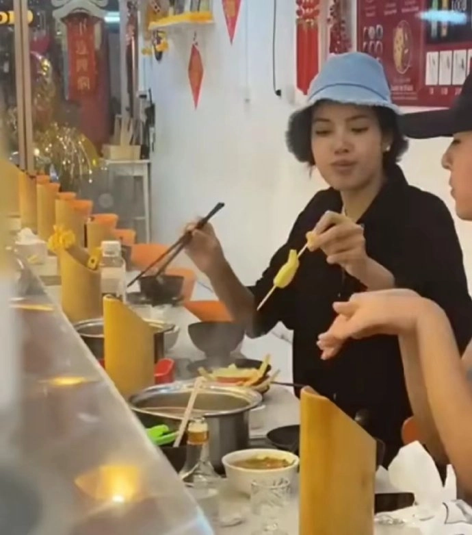 网友偶遇Lisa在吃火锅这事也能上热搜？ - 万事屋 | 生活·动漫·娱乐综合社区-银魂同好聚集地