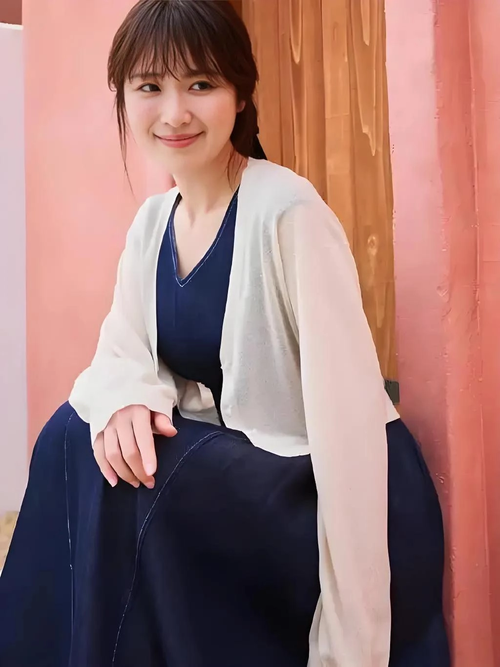 高山一实，日本女作家兼演员，颜值与身材兼备，据称拥有岛国第一美腿