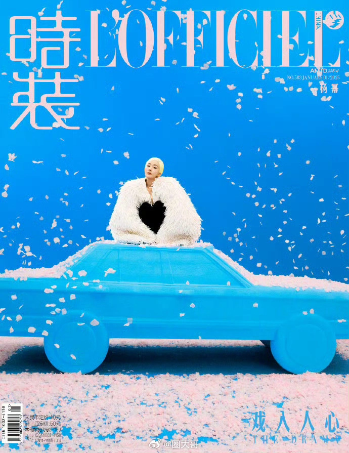 杨幂金色短发贴头皮,这要不说还真认不出来是杨幂