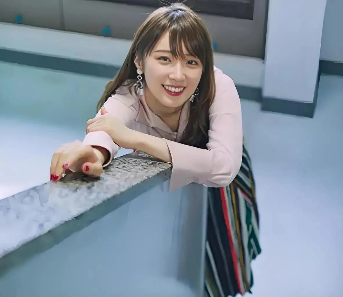 高山一实，日本女作家兼演员，颜值与身材兼备，据称拥有岛国第一美腿