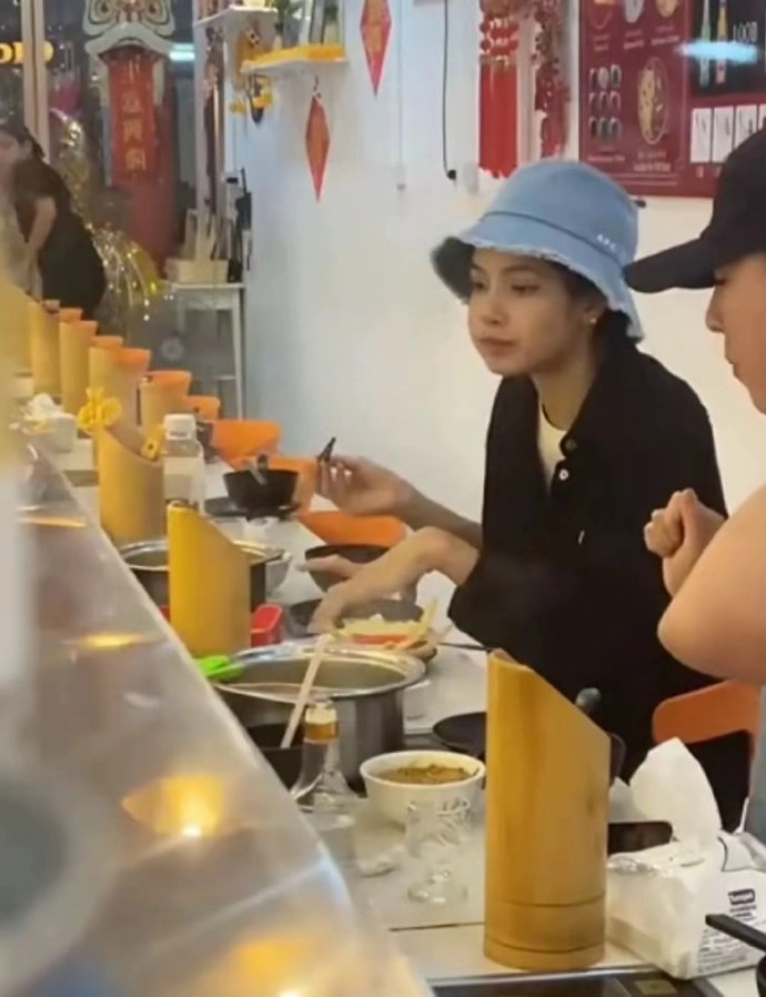 网友偶遇Lisa在吃火锅这事也能上热搜？ - 吐槽银魂 - 大众生活 - 万事屋 | 生活·动漫·娱乐综合社区-银魂同好聚集地
