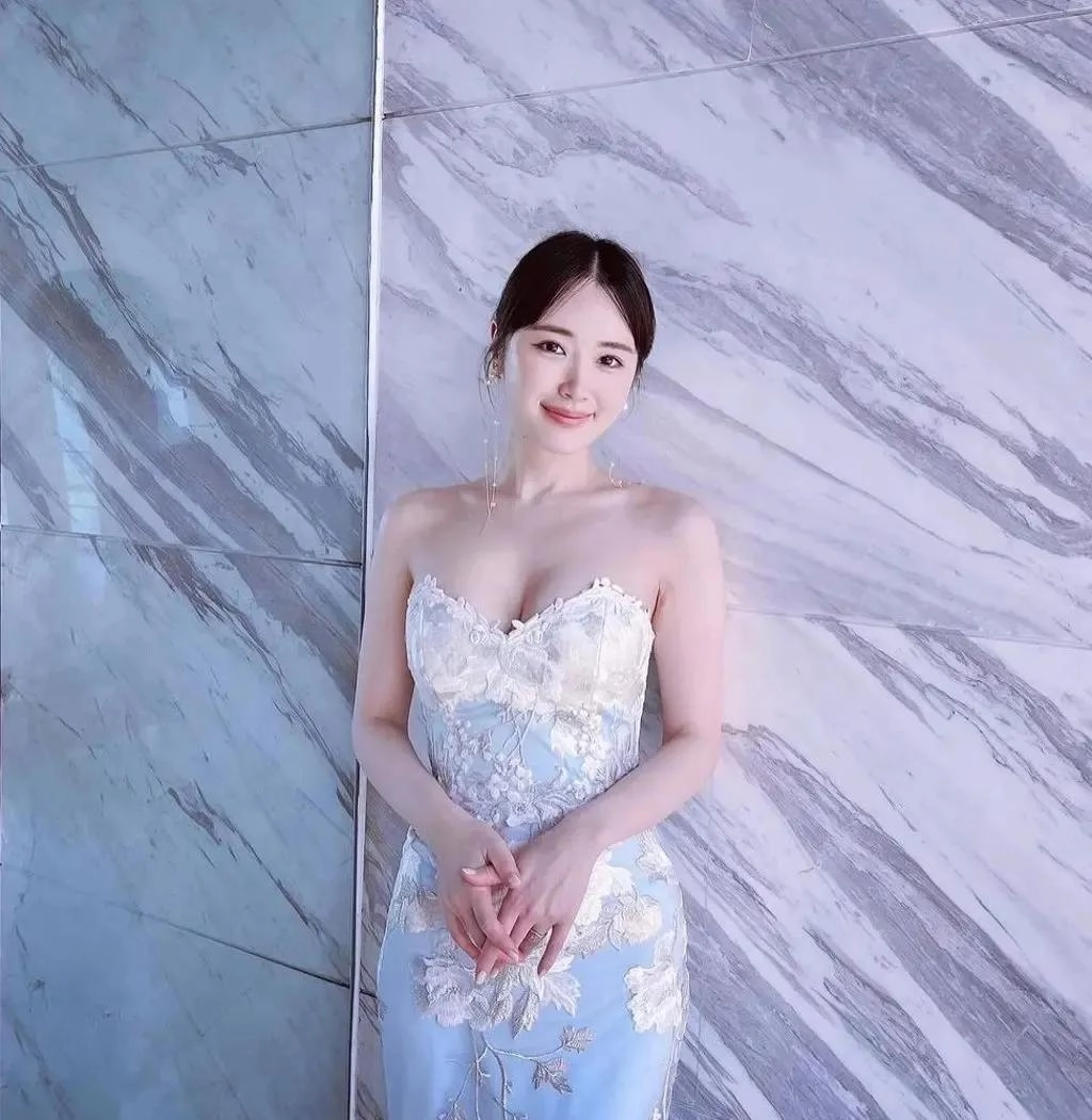 高山一实，日本女作家兼演员，颜值与身材兼备，据称拥有岛国第一美腿