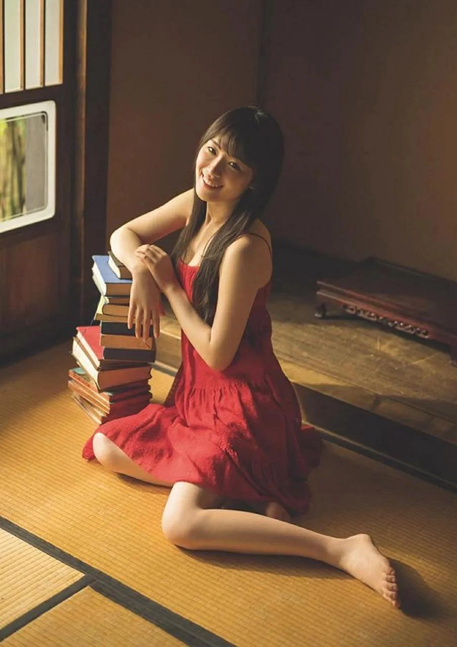 高山一实，日本女作家兼演员，颜值与身材兼备，据称拥有岛国第一美腿