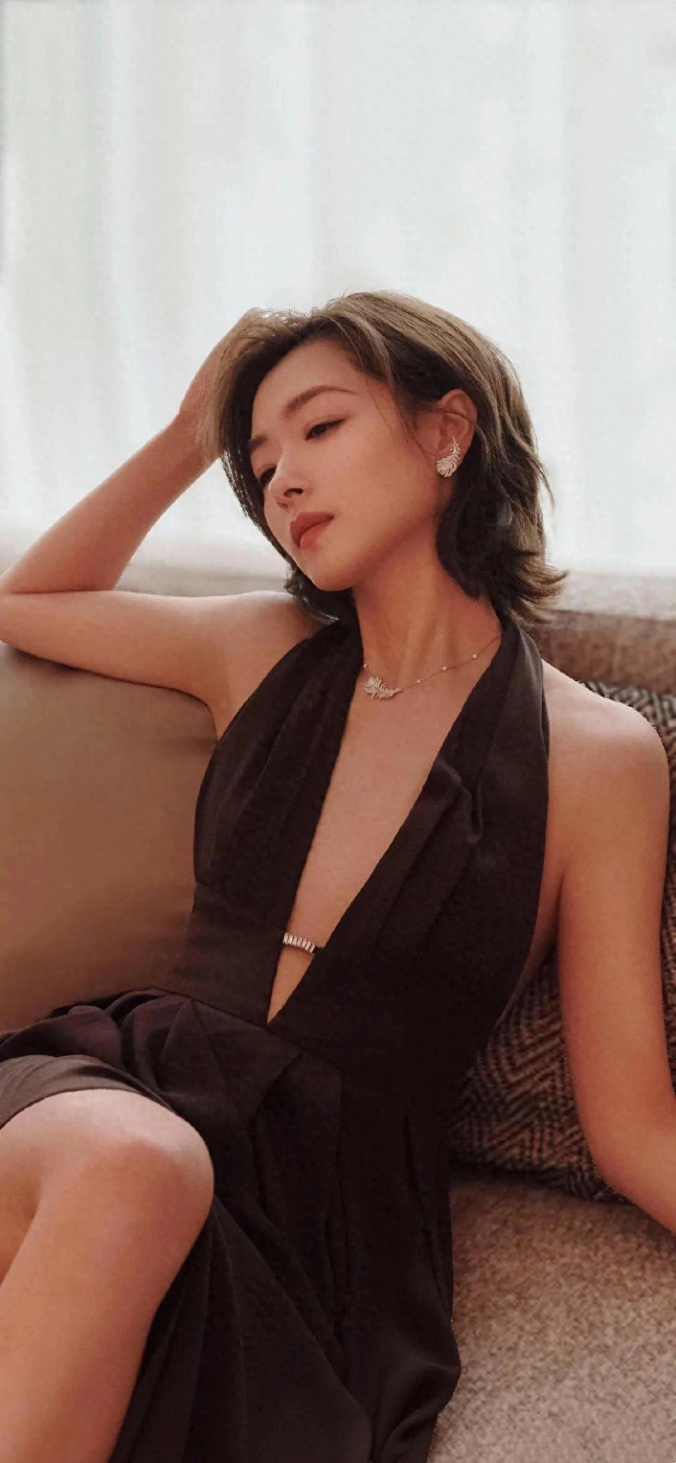 身着黑色深 V 露背礼服的万茜充满了冷艳魅力 - 万事屋 | 生活·动漫·娱乐综合社区-银魂同好聚集地