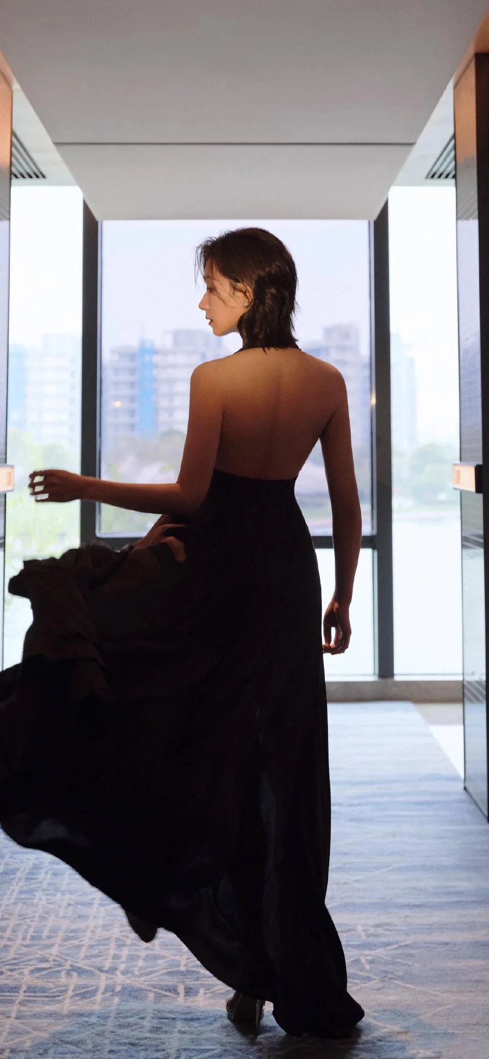 身着黑色深 V 露背礼服的万茜充满了冷艳魅力