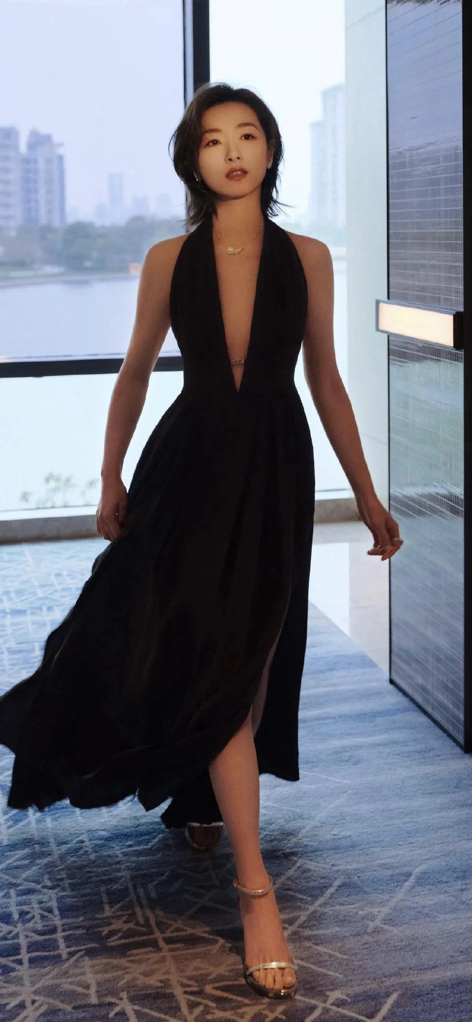 身着黑色深 V 露背礼服的万茜充满了冷艳魅力 - 万事屋 | 生活·动漫·娱乐综合社区-银魂同好聚集地