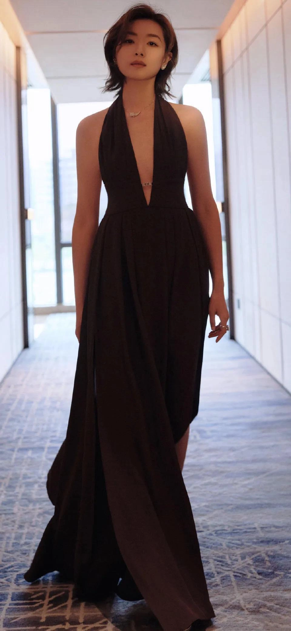身着黑色深 V 露背礼服的万茜充满了冷艳魅力 - 万事屋 | 生活·动漫·娱乐综合社区-银魂同好聚集地