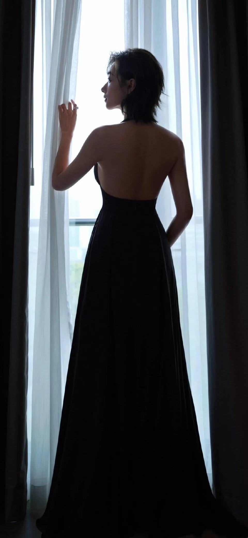 身着黑色深 V 露背礼服的万茜充满了冷艳魅力