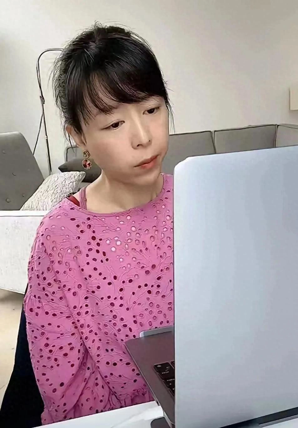 张静初素颜直播的样子还挺好看 - 生活银魂 - 大众生活 - 万事屋 | 生活·动漫·娱乐综合社区-银魂同好聚集地