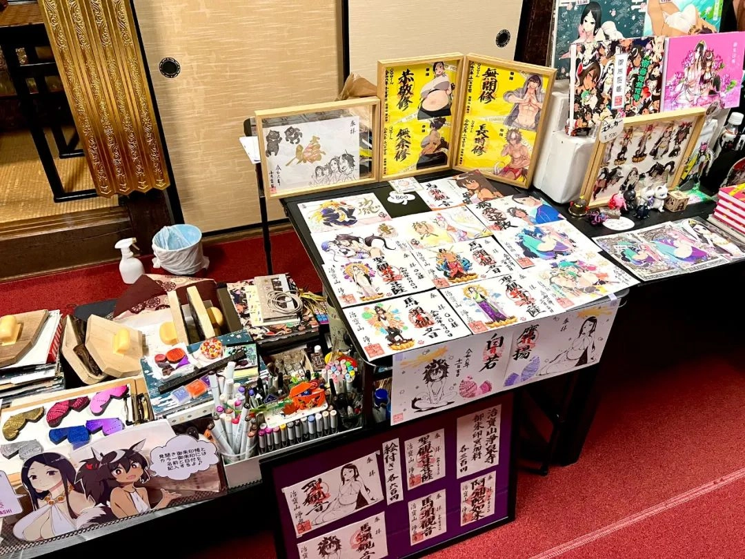 日本寺庙里的主持和尚,画二次元菩萨,参加同人漫展