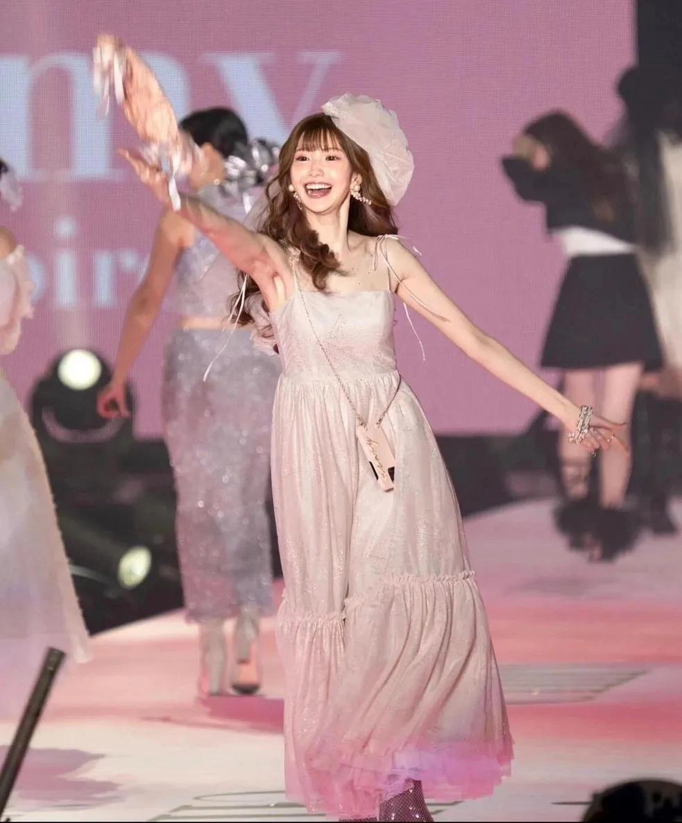 日本艺人himeka照片集，似有某位故人的影子