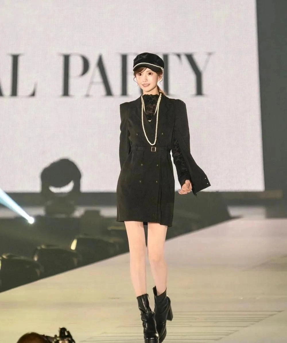 日本艺人himeka照片集，似有某位故人的影子