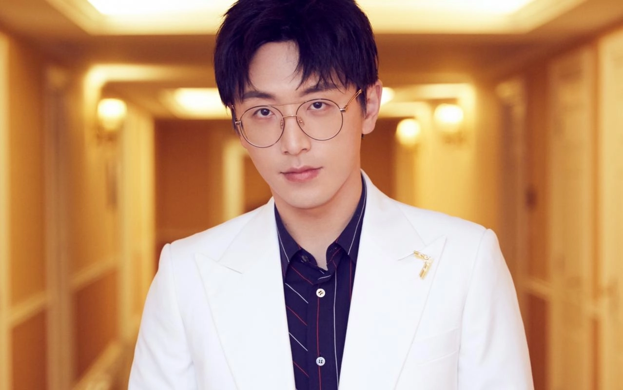 白客，为五险一金当了演员，凭实力挤进窝囊赛道，女友小他12岁