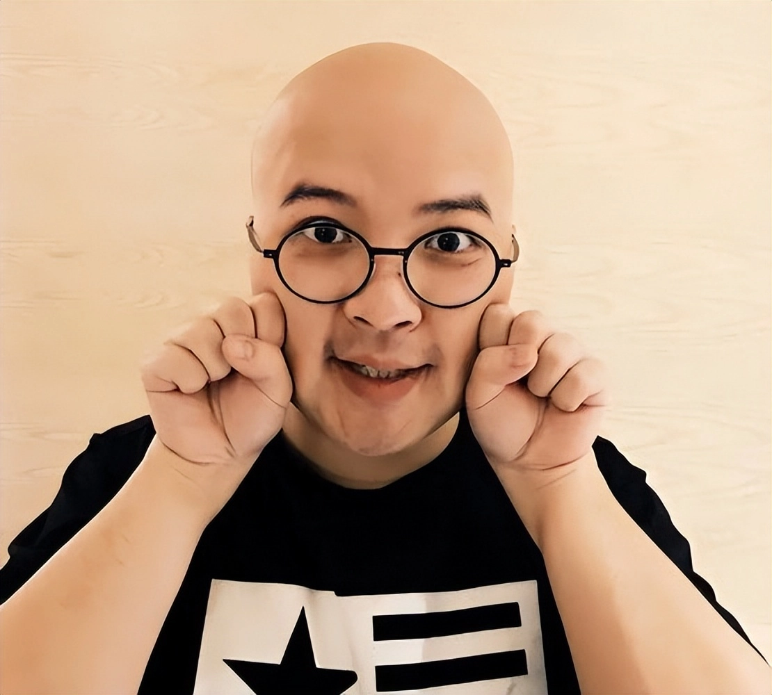 白客，为五险一金当了演员，凭实力挤进窝囊赛道，女友小他12岁