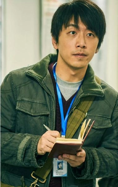 白客，为五险一金当了演员，凭实力挤进窝囊赛道，女友小他12岁