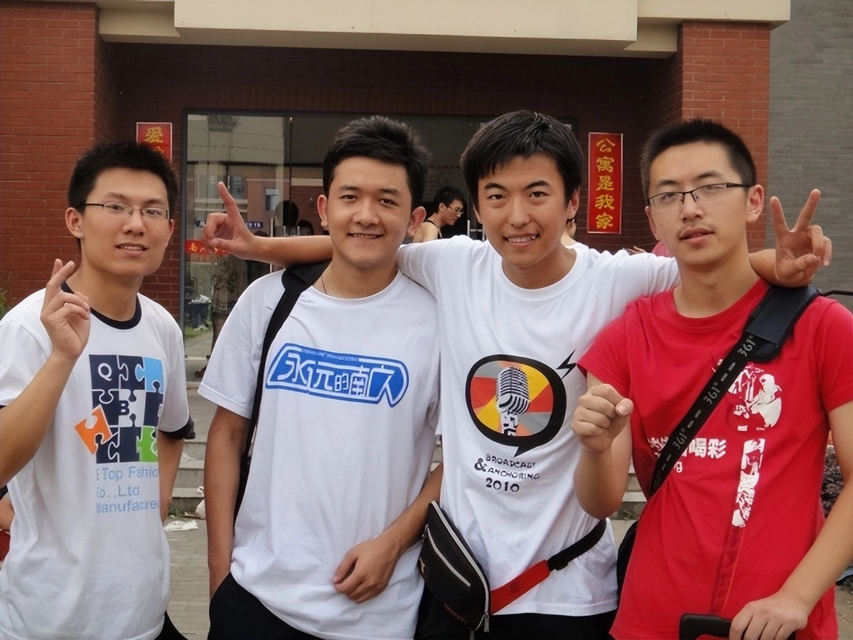 白客，为五险一金当了演员，凭实力挤进窝囊赛道，女友小他12岁