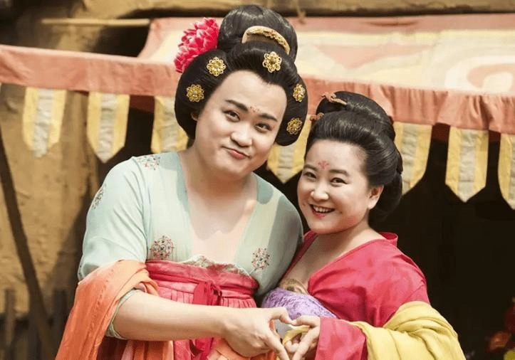 白客，为五险一金当了演员，凭实力挤进窝囊赛道，女友小他12岁