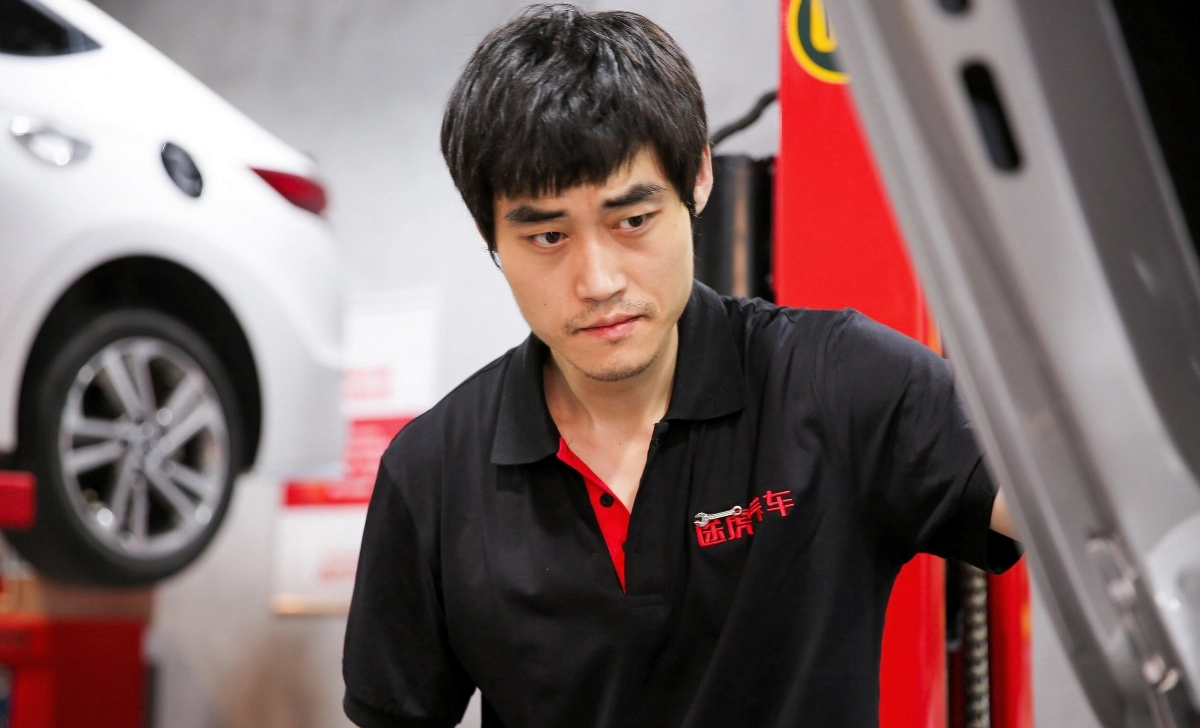 白客，为五险一金当了演员，凭实力挤进窝囊赛道，女友小他12岁