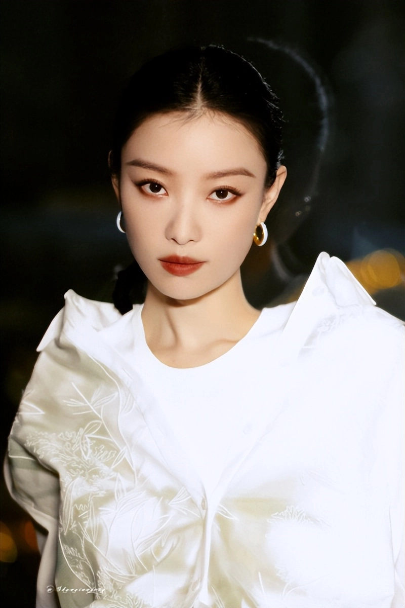 白客，为五险一金当了演员，凭实力挤进窝囊赛道，女友小他12岁