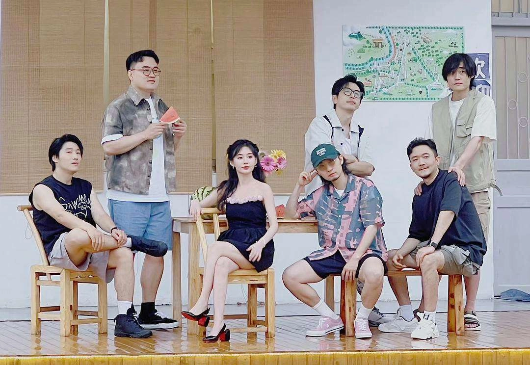 白客，为五险一金当了演员，凭实力挤进窝囊赛道，女友小他12岁