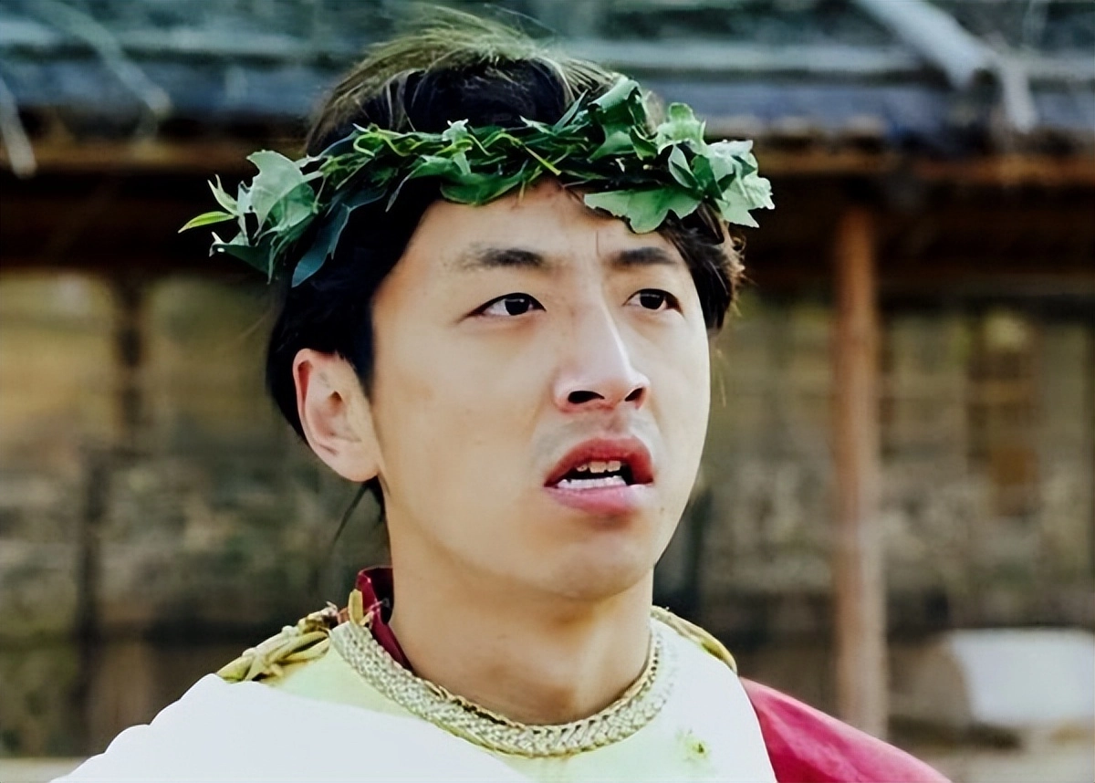 白客，为五险一金当了演员，凭实力挤进窝囊赛道，女友小他12岁