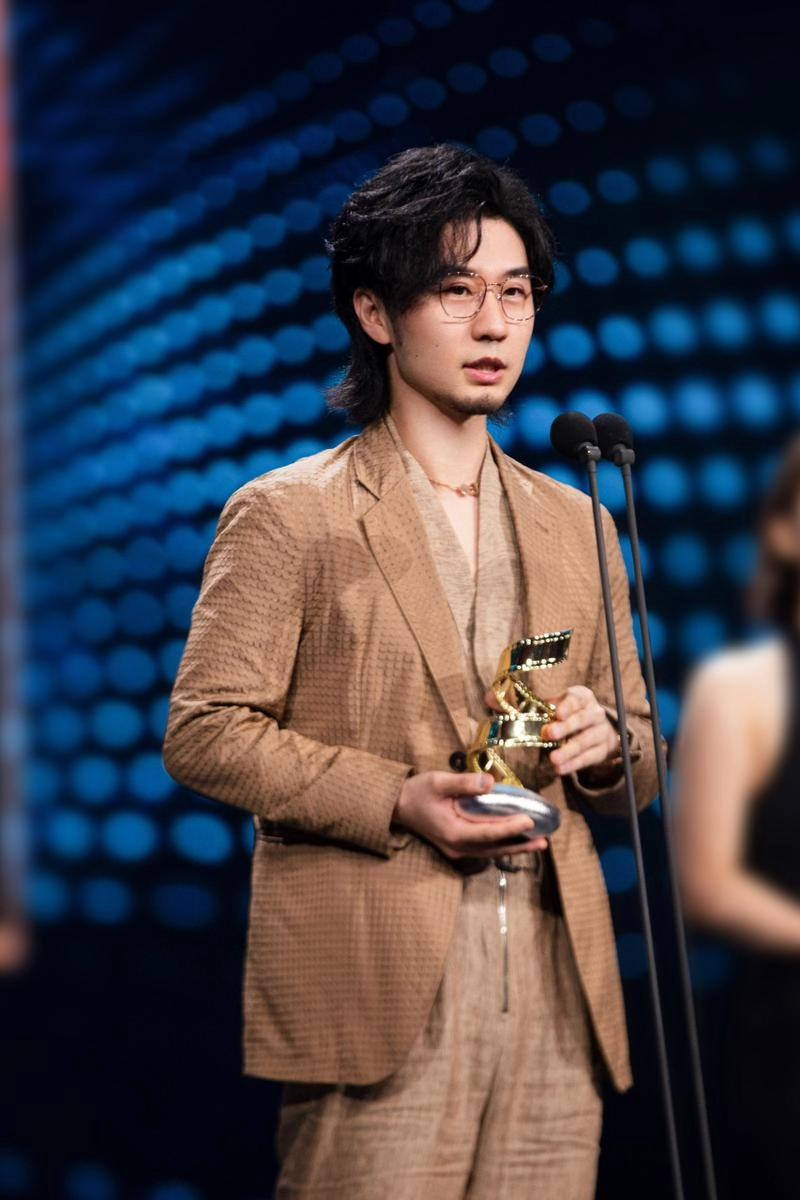 白客，为五险一金当了演员，凭实力挤进窝囊赛道，女友小他12岁