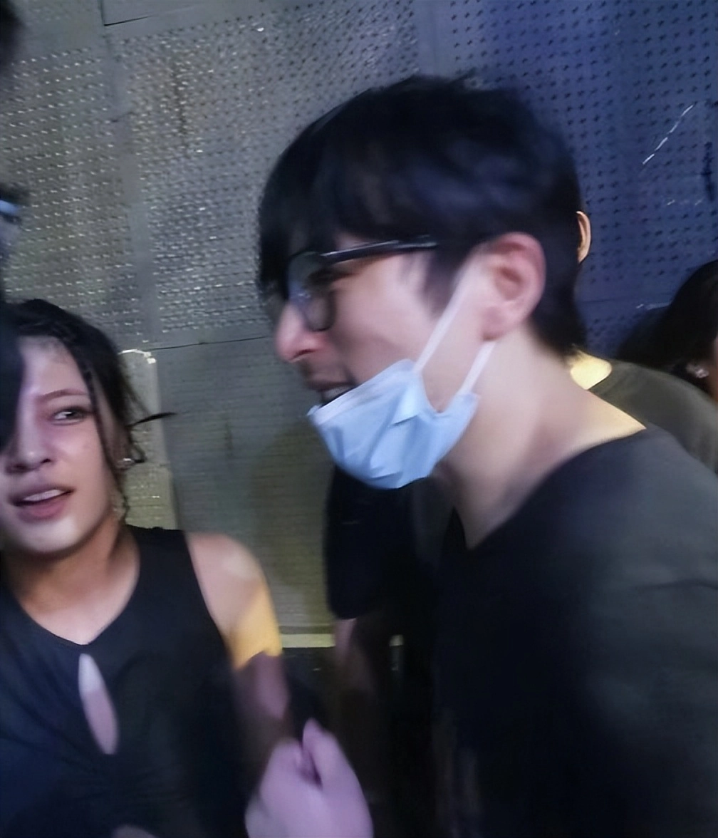 白客，为五险一金当了演员，凭实力挤进窝囊赛道，女友小他12岁