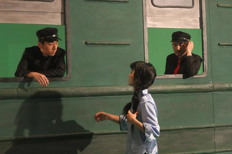 白客，为五险一金当了演员，凭实力挤进窝囊赛道，女友小他12岁