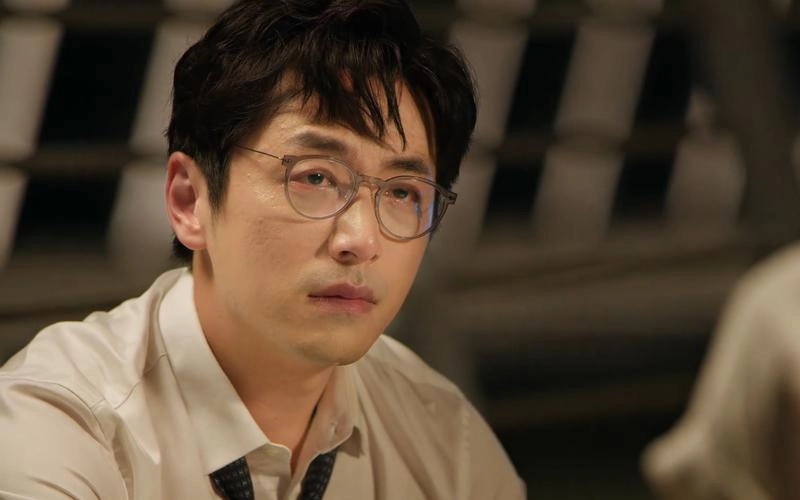 白客，为五险一金当了演员，凭实力挤进窝囊赛道，女友小他12岁