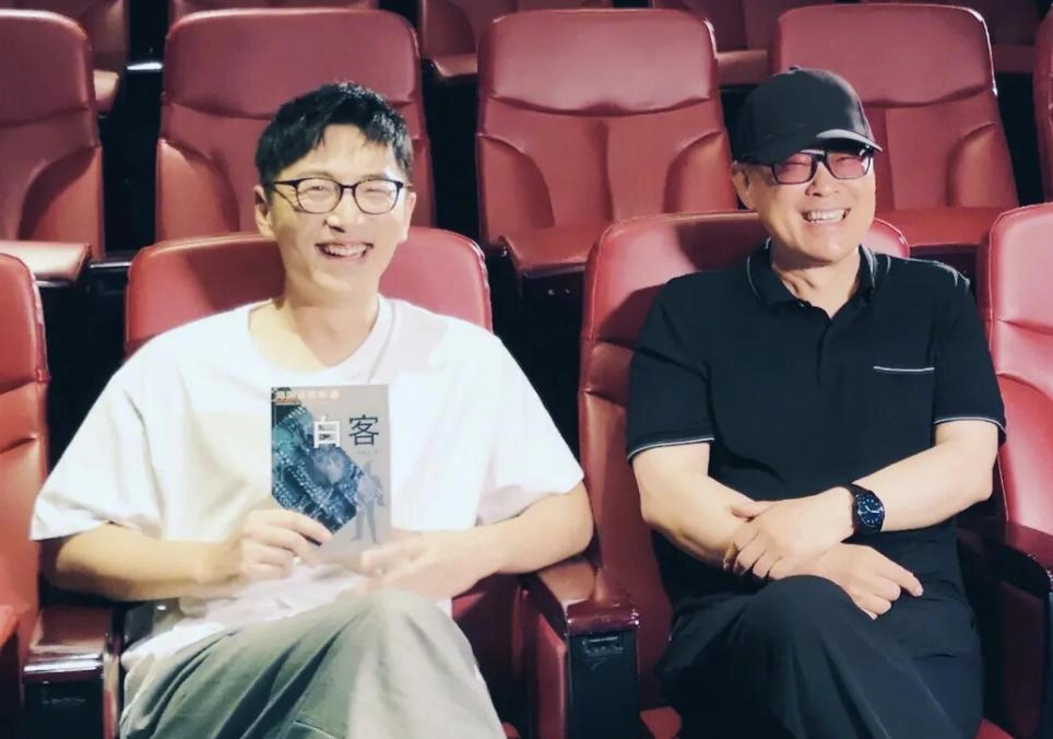 白客，为五险一金当了演员，凭实力挤进窝囊赛道，女友小他12岁