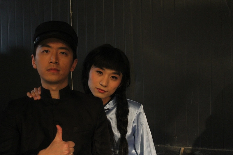 白客，为五险一金当了演员，凭实力挤进窝囊赛道，女友小他12岁