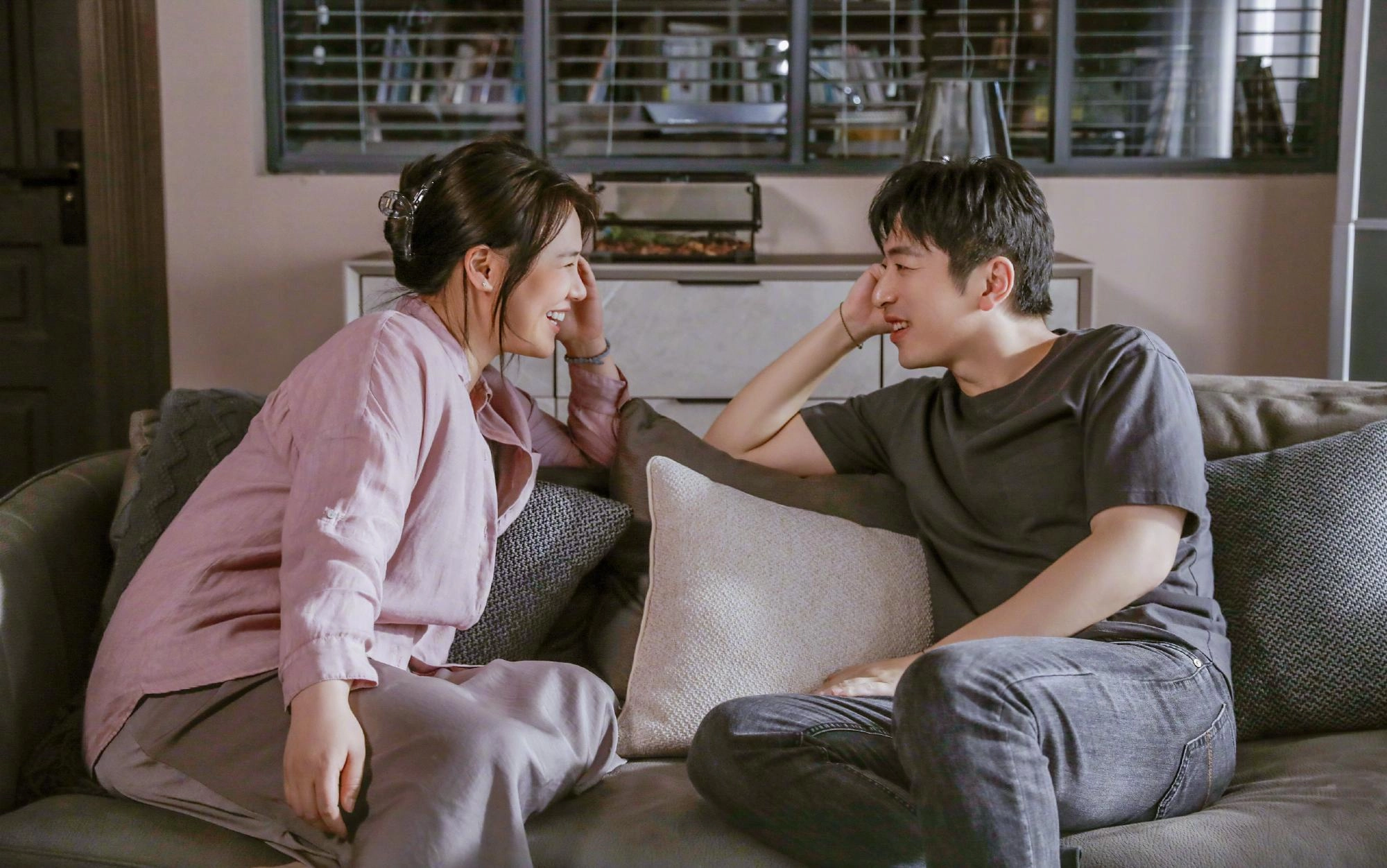 白客，为五险一金当了演员，凭实力挤进窝囊赛道，女友小他12岁