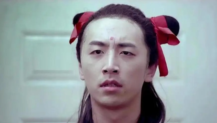 白客，为五险一金当了演员，凭实力挤进窝囊赛道，女友小他12岁