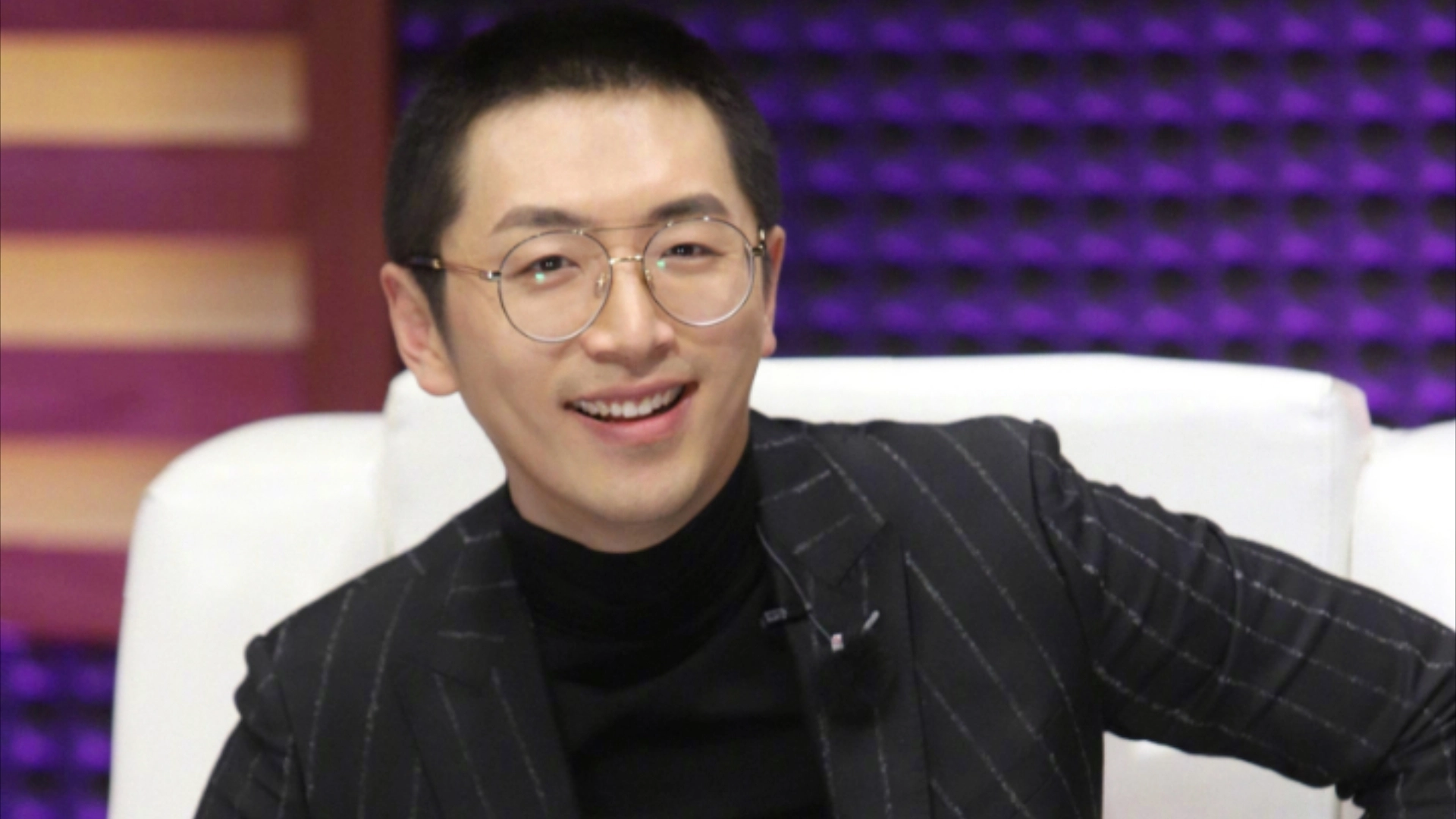 白客，为五险一金当了演员，凭实力挤进窝囊赛道，女友小他12岁