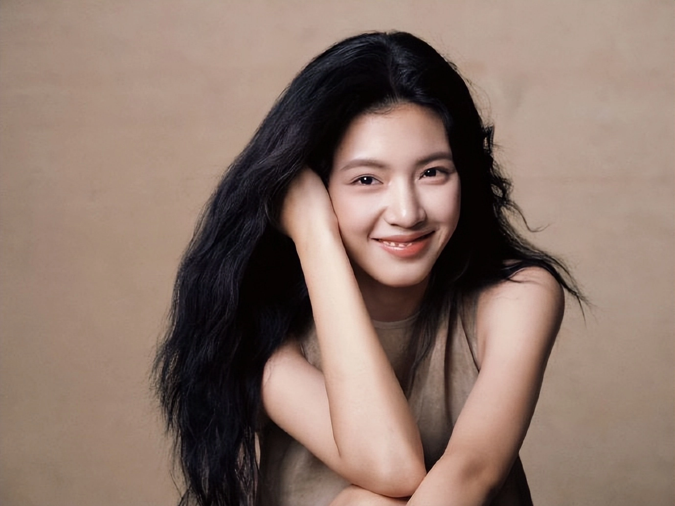 白客，为五险一金当了演员，凭实力挤进窝囊赛道，女友小他12岁