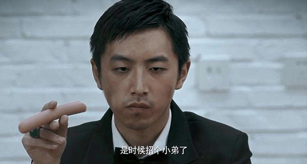 白客，为五险一金当了演员，凭实力挤进窝囊赛道，女友小他12岁