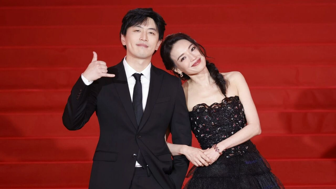 白客，为五险一金当了演员，凭实力挤进窝囊赛道，女友小他12岁