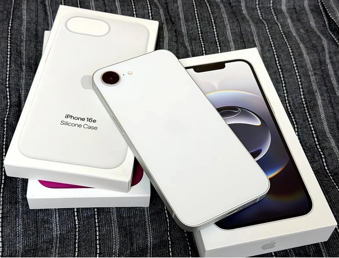 网友吐槽:脸都被打肿了!iPhone16e居然卖得很不错,