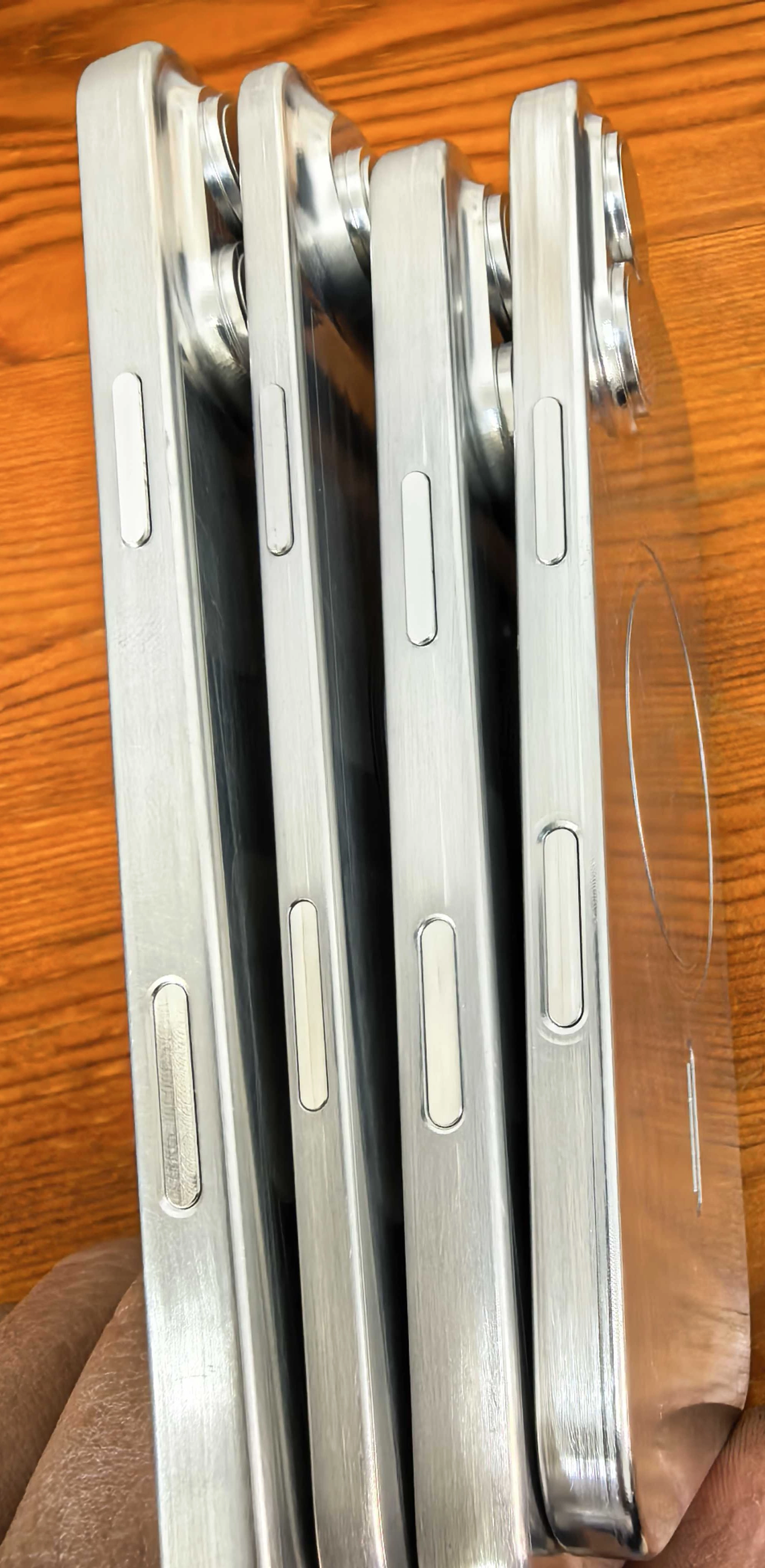 网传的iPhone 17 Air 机模揭示其配备MagSafe和操作按钮