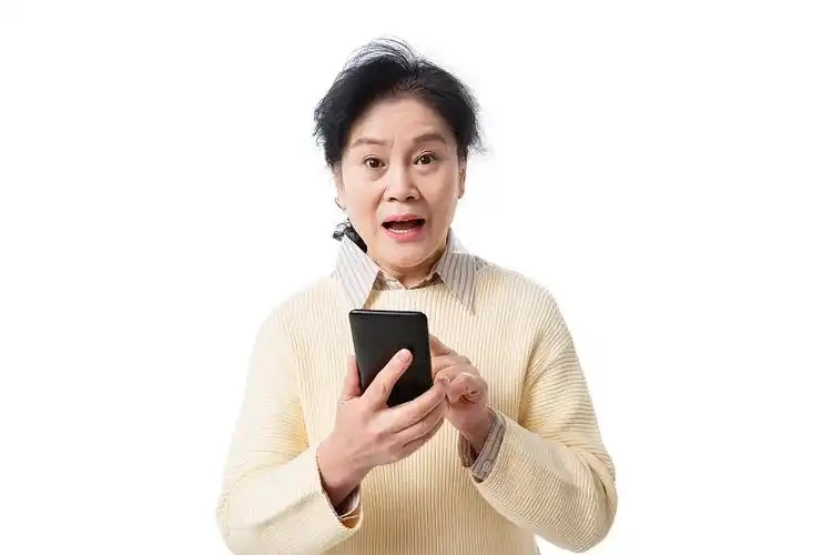 中国联通竟敢私自开通业务！退休老人凌晨三点被“权益大放送”坑害，你的号码安全吗？
