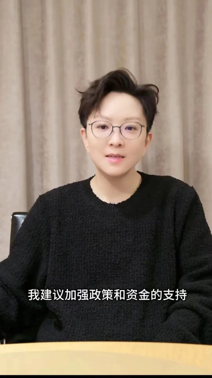 当京剧开始直播要打赏：王珮瑜们该不该用花呗抢救老古董？ | 传统文化补贴争议 | 现代娱乐观察